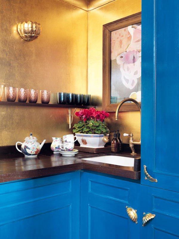degournay-hannah-rachel-gurney-homestory-tapeten-wallpapers-golden-blue-kitchen-decohome.de_