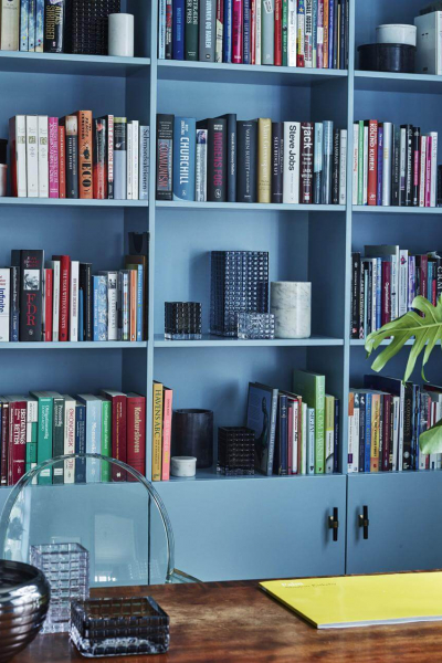 buecherregale-inspiration-ideen-bookshelf-louise-roe-blau-decohome.de_