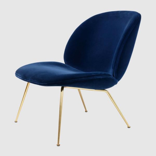 tapeten-styling-tipps-gubi-beetle-chair-blue-decohome.de_