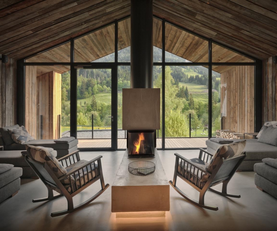 wellnesshotels-gesund-reisen-decohome.de-forsthofgut-mami-urlaub-kamin-1