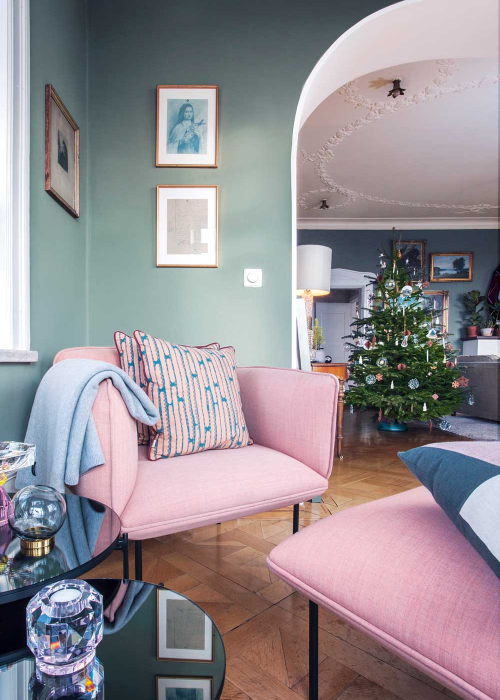 hygge-feeling-maja-hojer-pink-chair-fotos-iben-and-niels-ahlberg-decohome.de_