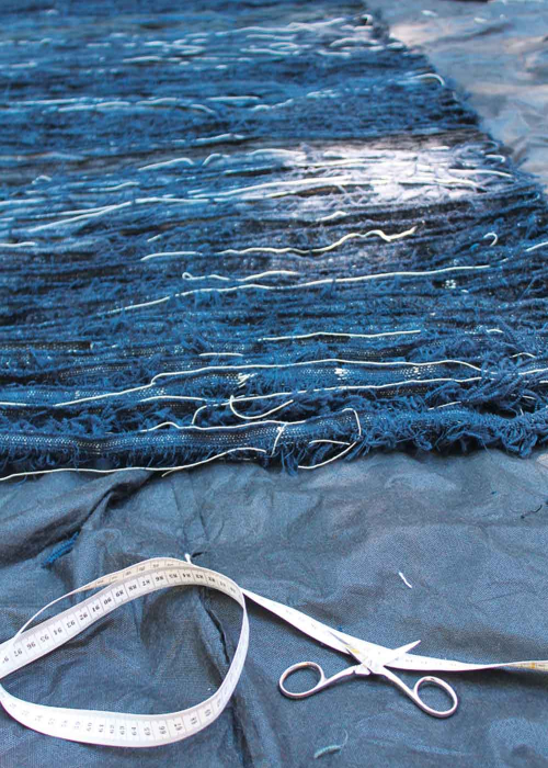 green-product-award-2019_13rugs_makingof_deep-blue2_decohome.de_