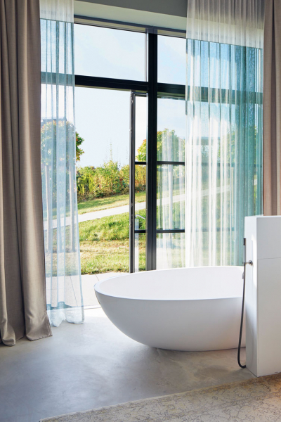 wohnhaus-wohnen-regula_aschaffenburg-wohngeschichte-modern-wohnen-bad-freistehende-badewanne-sabrina-rothe-decohome.de_