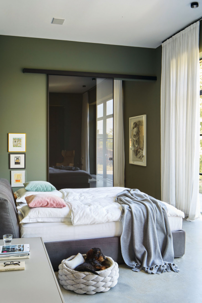 wohnhaus-wohnen-regula_wohnhaus-aschaffenburg-wohngeschichte-modern-wohnen-schlafzimmer-dackel-sabrina-rothe-decohome.de_