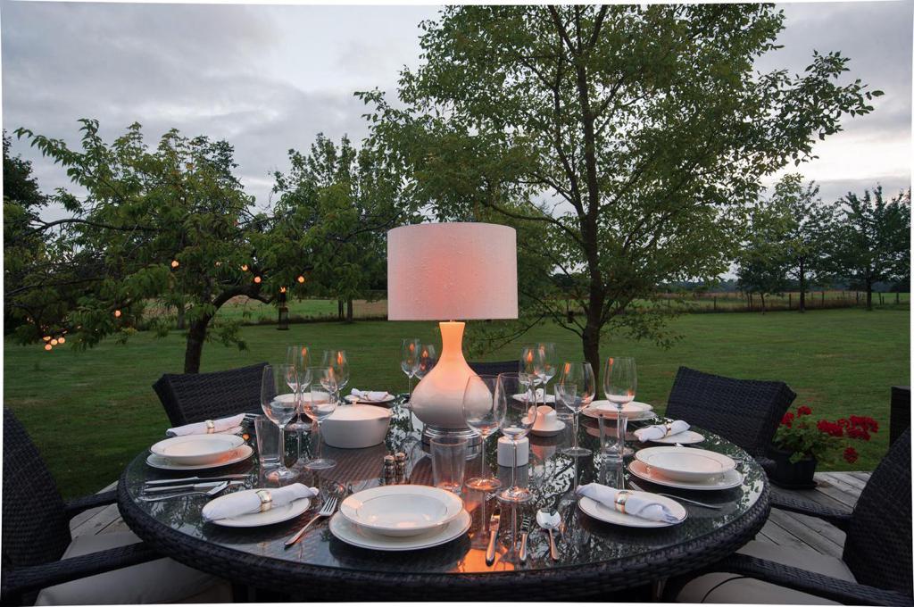 alexanderjoseph-2019-buc1-sil1-ivo1-sivo1-outside-diningtable2