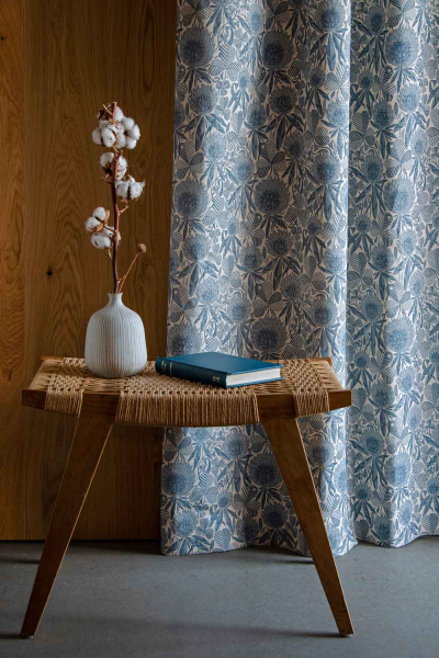 leinen-vorhaenge-angie-lewin-clover-fabric-in-shoreline-blue-decohome.de_