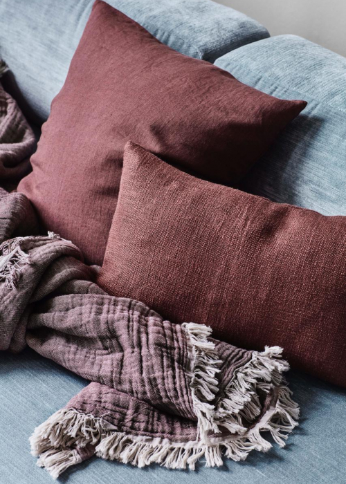 rot-einrichten-stoffe-trend-decohome.de-andtradition-leinen-kissen