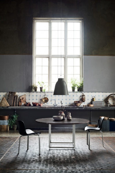 wandgestaltung-schwarz-wand-schwarz-streichen-kueche-fritz-hansen-decohome.de_