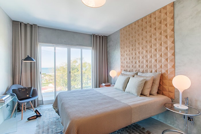 santiago-interior-design-studio-bedroom-wallcovering-moderner-look-beach-house-portugal-remodeling-FontedaTelha_homestory-decohome.de_