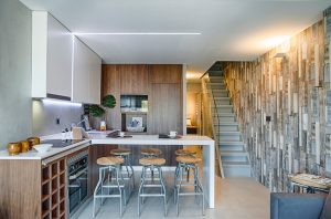 santiago interior design studio moderner look beach house portugal remodeling FontedaTelha kitchen wood homestory decohome.de