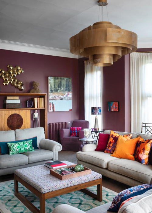 susi-bellamy-wohngeschichte-homestory-designerin-decohome-paul-raeside-lila-wand-wohnzimmer