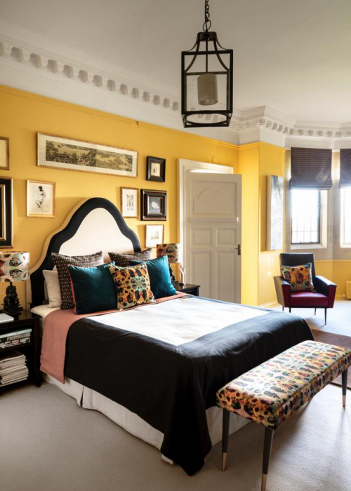 susi-bellamy-wohngeschichte-homestory-designerin-decohome-paul-raeside-schlafzimmer-gelbe-wand