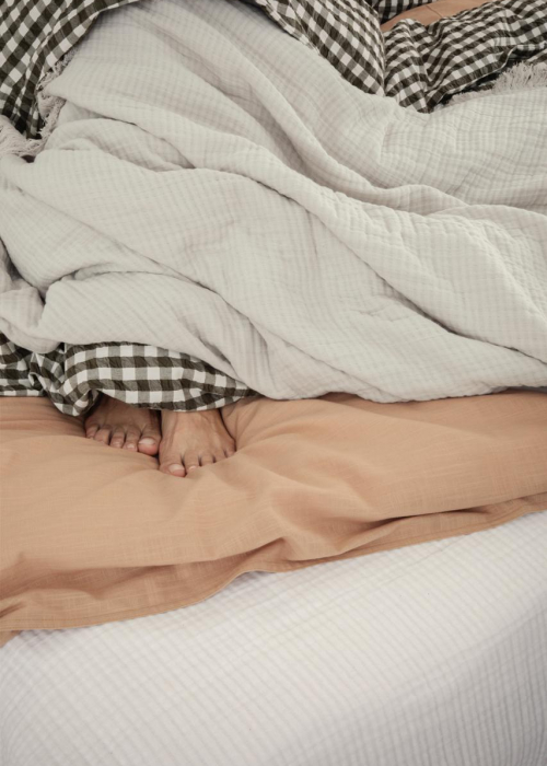 bettwaesche-uni-karo-beige-weiss-juna_view_beadspread