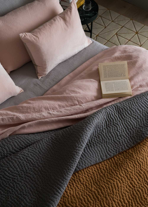bettwaesche-voile-kantha-bedspread-scree-ochre_nude-velvet-nat-linen-cushion_niki-jones-decohome.de_