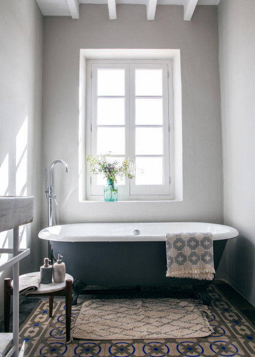 ferienhaus-auf-menorca-es-bec-d-aguila-decohomede-bad-freistehende-badewanne