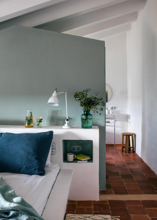 ferienhaus-auf-menorca-es-bec-d-aguila-decohomede-bett-gruene-wand
