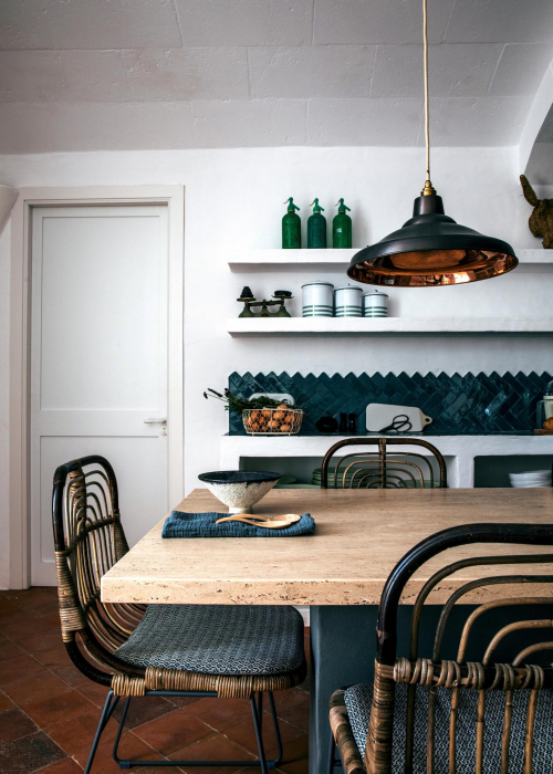 ferienhaus-auf-menorca-es-bec-d-aguila-decohomede-esstisch-kueche-details