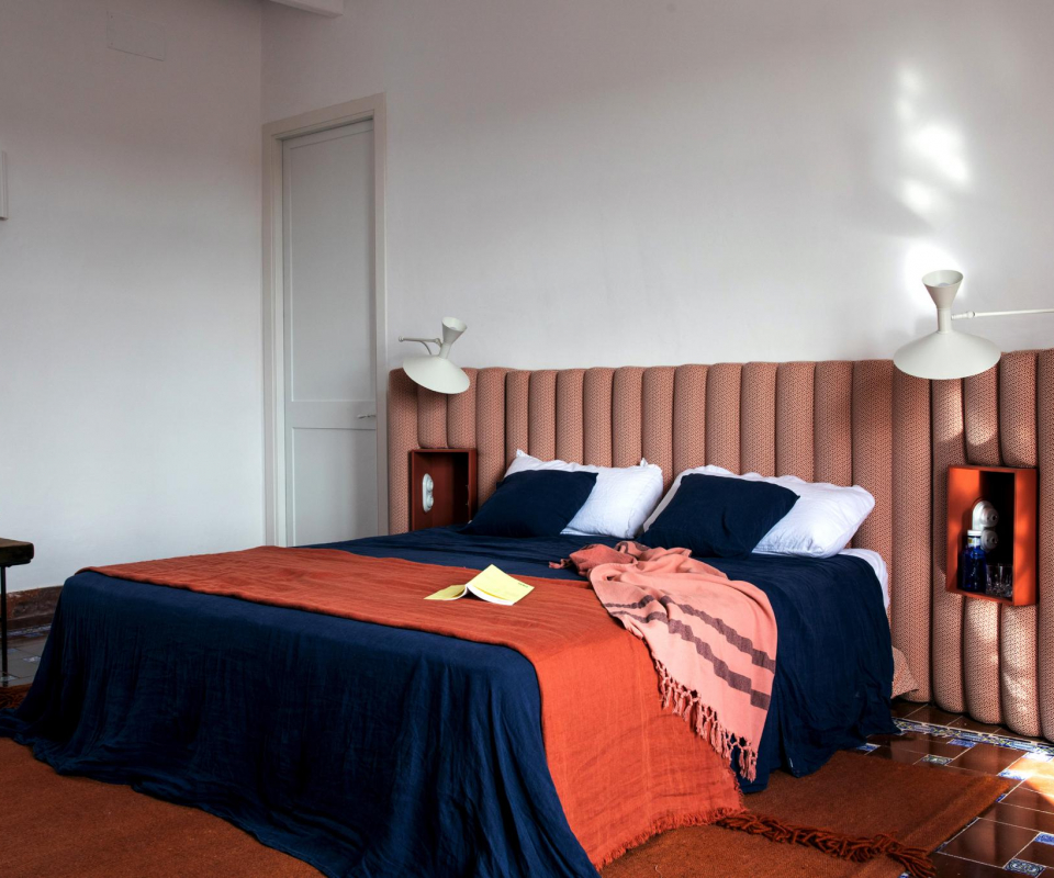 ferienhaus-auf-menorca-es-bec-d-aguila-decohomede-schlafzimmer-blau-rot