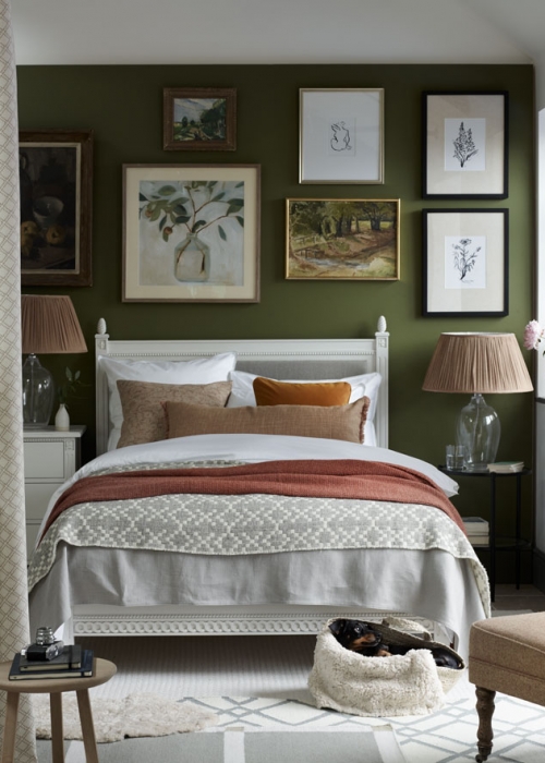 hohem-kopfteil-textiles-betthaupt-trends-decohome-20200721neptune_20200721large-png-larsson_bedroom_work_spaces_01_125945_landscape_black_chair_dachshund_267568379