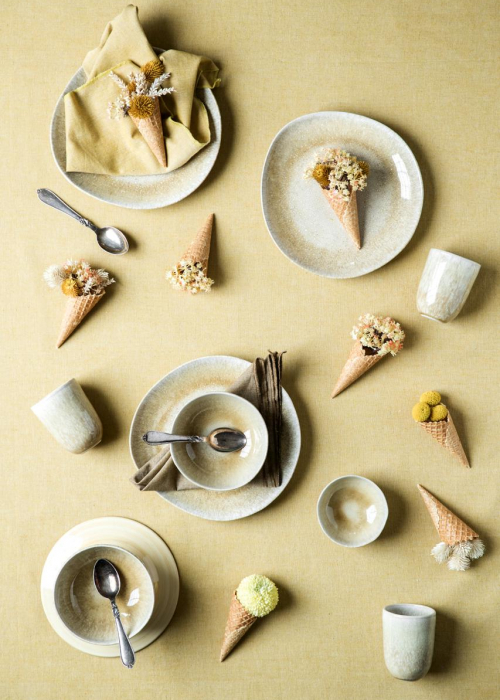 pantone-2021-color-of-the-year-farbe-des-jahres-ultimate-grey-illuminating-decohome.de-bungalow-geschirr