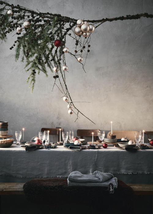 tischdeko-festtage-weihnachten-silvester-decohome.de-blumen-ueber-tisch-rosenthal