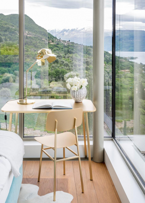 home-office-platzsparende-ideen-decohome.de-ghidini-miami-table-and-chair_flamingo-table-lamp_ph.-carlo-baroni