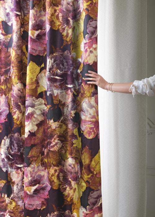 rubelli-textilkollektion-2021_di-varia-natura-blumen-lila-decohome.de_
