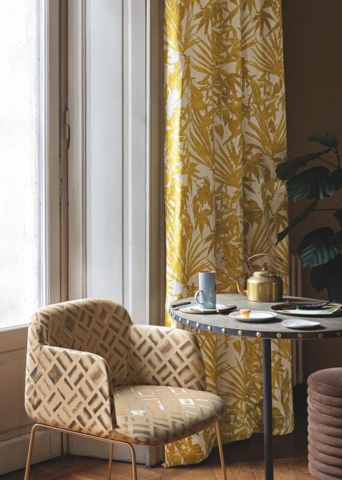 rubelli-textilkollektion-2021_di-varia-natura-grafischerstoff-gelbe-palmen.-decohomede-1