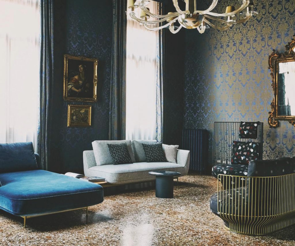 samtsofa-samtstoff-decohome.de-rubelli-x-wittmann_andes-sofa_bormio-white_velvet-antrazit_paradise-bird_sessel_coriandoli-grande-black_paradise-bird_sofa_festa