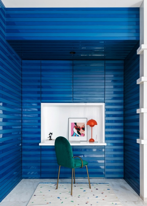 trendfarben2021-decohome.de-blau-homeoffice-fliesen-scarlet-splendour-x-jannat-vasi