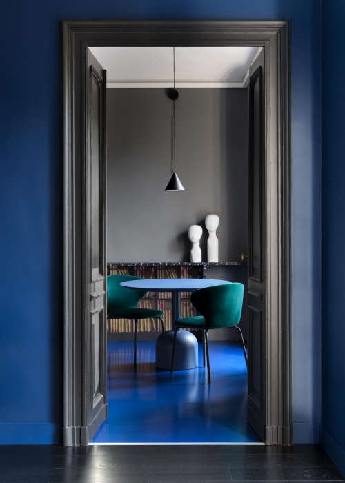 trendfarben2021-decohome.de-blau-wand-boden-studio-agora-alpi