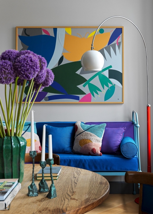 trendfarben2021-decohome.de-blaues-sofa-bigo-architects