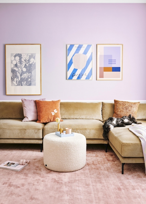trendfarben2021-decohome.de-pastell-flieder-wand-sofacompany