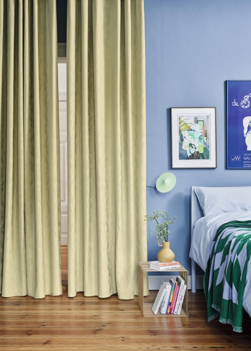 trendfarben2021-decohome.de-pastell-vorhang-geb-wand-bla-ado-goldkante