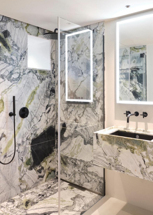 waschplatz-modern-gestalten-marmor-fliesen-decohome.de-wewantmore-chateau-de-vignee-frederik-vercruysse