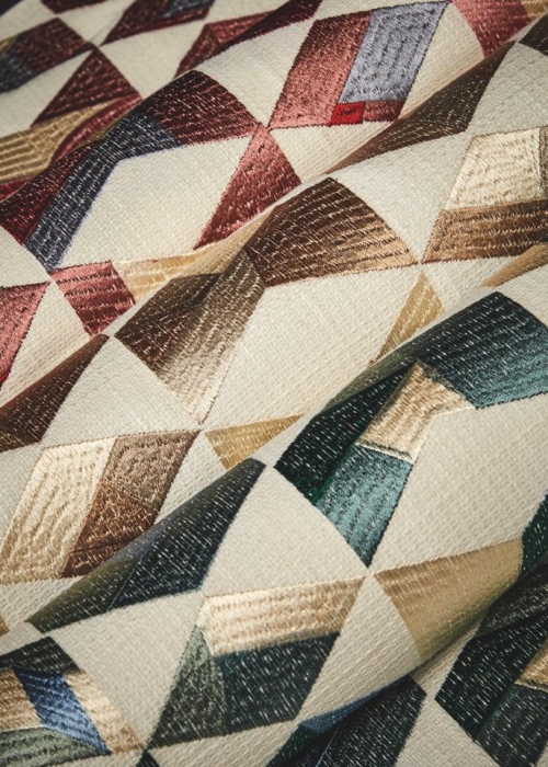 stoff-trends-wohntextilien-einrichtungsstoffe-decohome.de-grafisch-bestickter-stoff-armani-casa