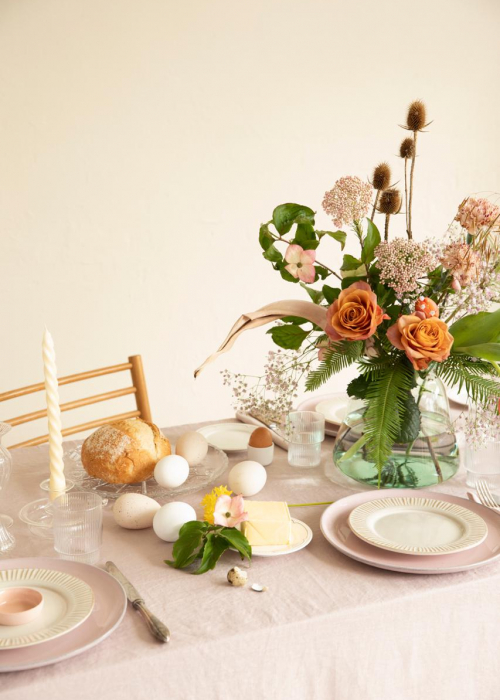 osterdeko gedeckter tisch blumen