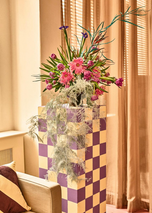 blumendeko-trendkollektion_crazyillusions_iris-gerbera-und-tulpen-auf-einem-podest-tollwasblumenmachen.de-decohome