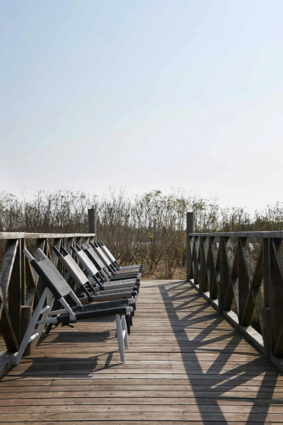 desigklassiker fuer draussen decohome.de sessel Stellar Works Triangle Chair Alluminium by Vilhelm Wohlert