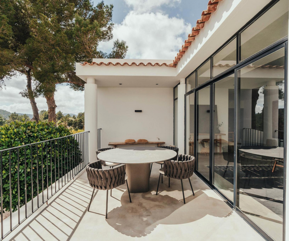 boho stil ibiza ferienhaus teresa obermoser balkon moebel tobi holzweiler 02883