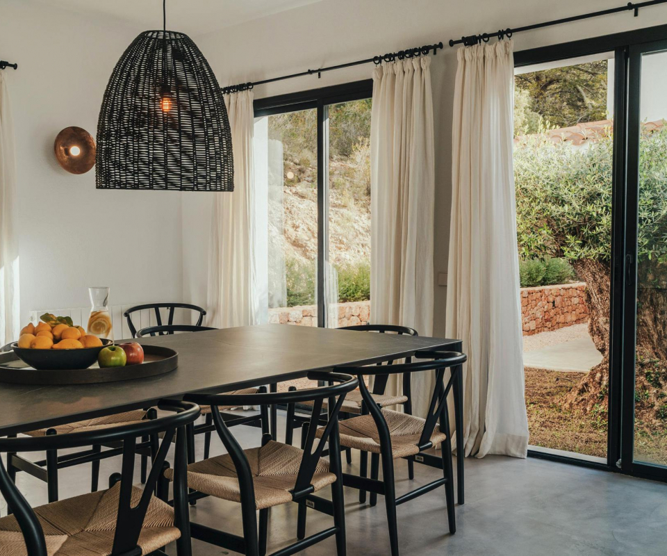 boho stil ibiza ferienhaus teresa obermoser esstisch tobi holzweiler 03884