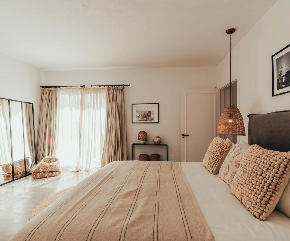 boho stil ibiza ferienhaus teresa obermoser schlafzimmer kissen tobi holzweiler 02608