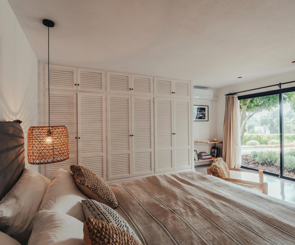 boho stil ibiza ferienhaus teresa obermoser schlafzimmer wandschrank tobi holzweiler 03055