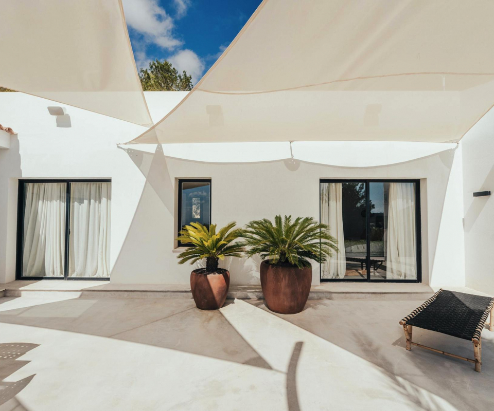 boho stil ibiza ferienhaus teresa obermoser sonnensegel terrasse tobi holzweiler 02738