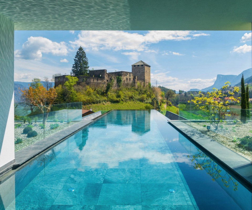 Hotelpool mit Aussicht Der Waldhof Suedtirol decohome.de