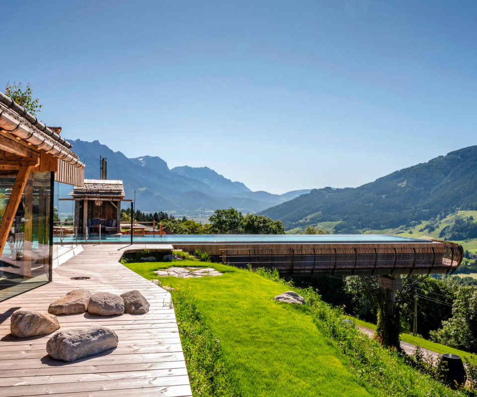 Hotelpool mit Bergblick PRIESTEREGG Premium ECO Resort guenterstandl.de decohome.de