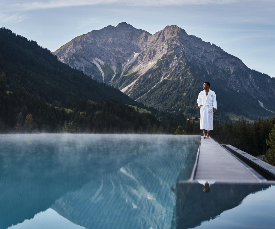 Hotelpool Blick auf den Berg Hotel Ifen Kleinwalsertal decohome.de