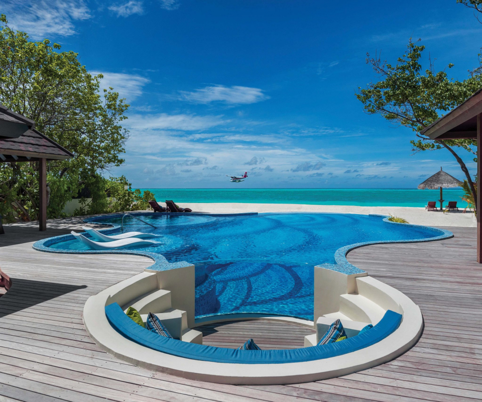 Hotelpool Blick aufs Meer Kanifushi Residence Pool View decohome.de