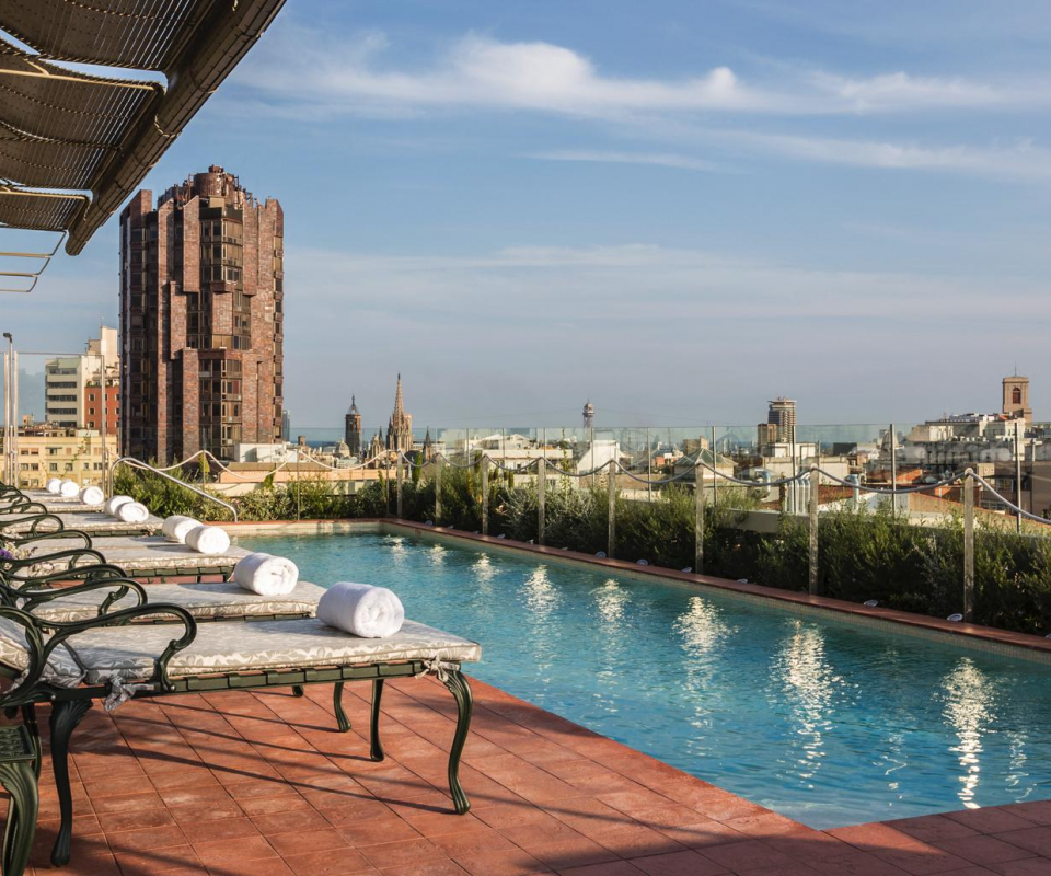 Pool mit Stadtblick El Palace Barcelona decohome.de