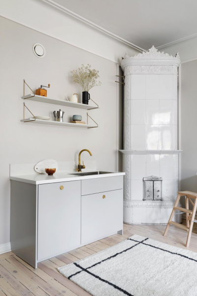 kleine kueche graue front teppich A.S.Helsingo INGARO